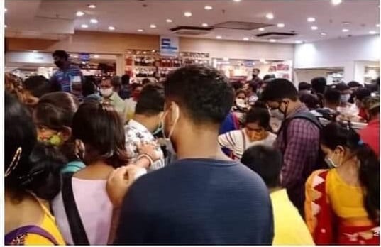 या गर्दीत कुणी एक असिम्प्टेमॅटिक कोरोनाग्रस्त असेल आणि त्याला पत्ताच नसेल तर काय होईल कल्पना करा... या गर्दीत कुणी एक असिम्प्टेमॅटिक कोरोनाग्रस्त असेल आणि त्याला पत्ताच नसेल तर काय होईल कल्पना करा...