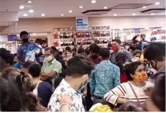 एका शूजच्या खरेदीवर कोरोना फ्री, अशा अर्थाच्या कमेंट्स व्हायरल झालेल्या या फोटोंखाली लोक द्यायला लागली आहेत. एका शूजच्या खरेदीवर कोरोना फ्री, अशा अर्थाच्या कमेंट्स व्हायरल झालेल्या या फोटोंखाली लोक द्यायला लागली आहेत.