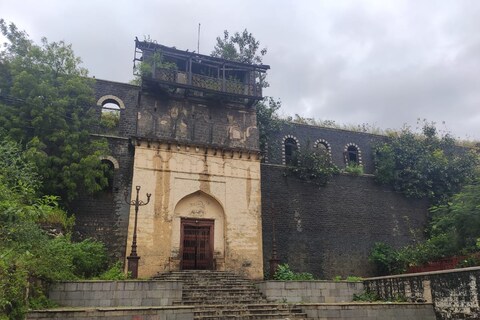 अक्कलकोट संस्थानचा दुर्बीण बुरूज ढासळला आहे. अतिवृष्टी आणि झाडा झुडपांमुळे दुर्बीण बुरुज कोसळला आहे.