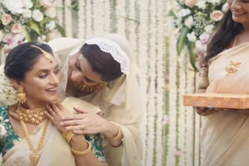 BoyCottTanishqने सोशल मीडियावर वातावरण तापलं; Love Jihadचा आरोप झाल्यानं मागे घेतली जाहिरात tanishq-withdraw-advertiesment-from-youtube-after-being-trolled-on-twitter-glorifying-love-jihad-mhaa ...