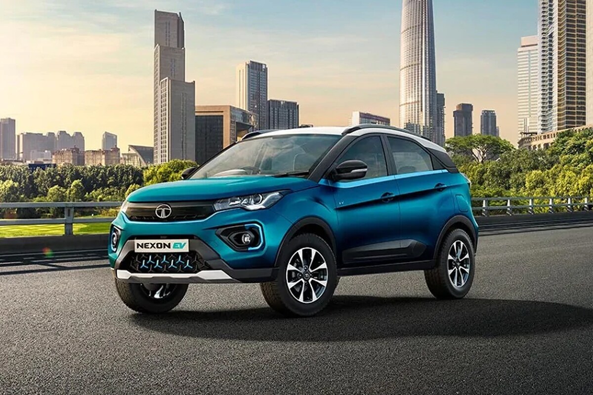 Tata Nexon EV ही देशातील सर्वात जास्त विक्री होणारी इलेक्ट्रिक कार ठरली आहे. सप्टेंबर 2020 मध्ये देशभरात 303 गाड्यांची विक्री झाली. या गाडीत 30.2 kwh बॅटरी देण्यात आली आहे. फास्ट चार्जिंग मोडमध्ये ही गाडी एका तासात 80 चार्ज होते. तर नियमित 15 एम्पियर चार्जरसह 100 टक्के चार्ज होण्यासाठी आठ तासांचा वेळ लागतो. एकदा चार्ज केल्यावर ही गाडी 312 किलोमीटर प्रवास करू शकते. या गाडीची टॉप स्पीड आहे 120 किमी प्रतितास. या गाडीची किंमत 13.99 लाखांपासून ते 15.99 लाखांपर्यंत आहे. Tata Nexon EV ही देशातील सर्वात जास्त विक्री होणारी इलेक्ट्रिक कार ठरली आहे. सप्टेंबर 2020 मध्ये देशभरात 303 गाड्यांची विक्री झाली. या गाडीत 30.2 kwh बॅटरी देण्यात आली आहे. फास्ट चार्जिंग मोडमध्ये ही गाडी एका तासात 80 चार्ज होते. तर नियमित 15 एम्पियर चार्जरसह 100 टक्के चार्ज होण्यासाठी आठ तासांचा वेळ लागतो. एकदा चार्ज केल्यावर ही गाडी 312 किलोमीटर प्रवास करू शकते. या गाडीची टॉप स्पीड आहे 120 किमी प्रतितास. या गाडीची किंमत 13.99 लाखांपासून ते 15.99 लाखांपर्यंत आहे.