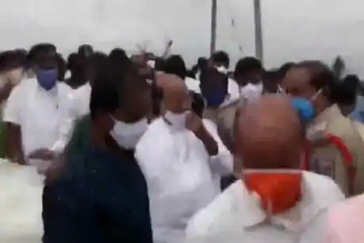 पूरस्थितीची पाहणी करण्यासाठी आलेल्या आमदाराला चप्पलांनी केली मारहाण, VIDEO VIRAL