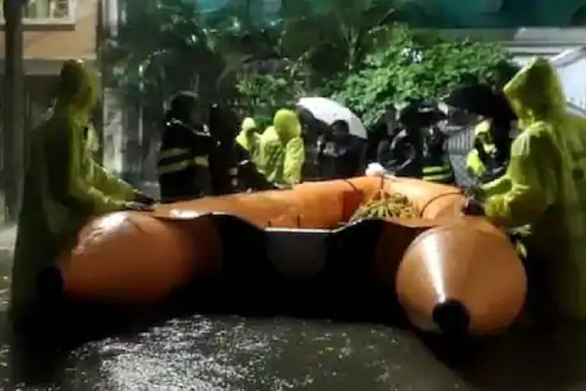 हैदराबादमध्ये हाहाकार! भिंत पडून 8 जणांचा मृत्यू, रस्त्यावर खेळण्यांप्रमाणे वाहून गेल्या गाड्या