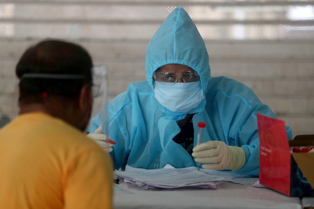 An Indian doctor interacts with a journalist before conducting his swab test during lockdown to control the spread of the new coronavirus in Mumbai, India, Thursday, April 16, 2020. Indian Prime Minister Narendra Modi on Tuesday extended the world's largest coronavirus lockdown to head off the epidemic's peak, with officials racing to make up for lost time. (AP Photo/Rafiq Maqbool)