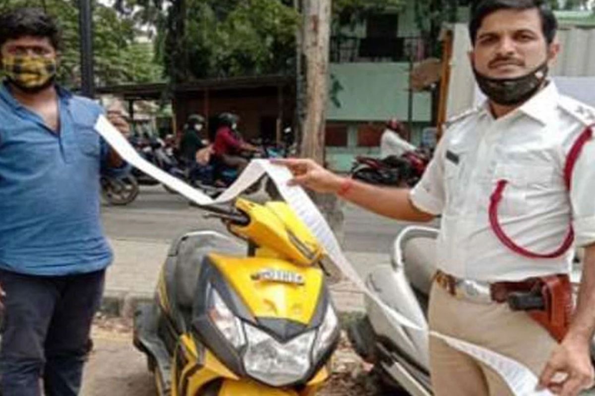 हेल्मेट न घातल्याने पोलिसांनी तरुणाच्या हातात दिलं 2 मीटर लांबीचं चालान; दंडाची रक्कम पाहून बसला धक्का