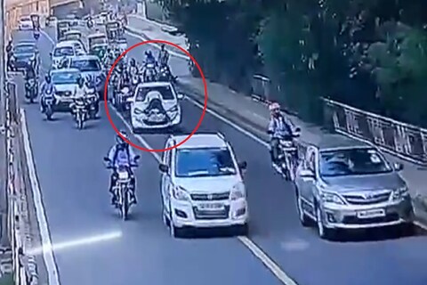 कार चालवणाऱ्या युवकाने पोलीस हवालदाराला चिरडण्याचा प्रयत्न केला. स्वत: चा बचाव करत पोलीस हवालदारानं गाडीच्या बोनेटवर उडी मारली.
