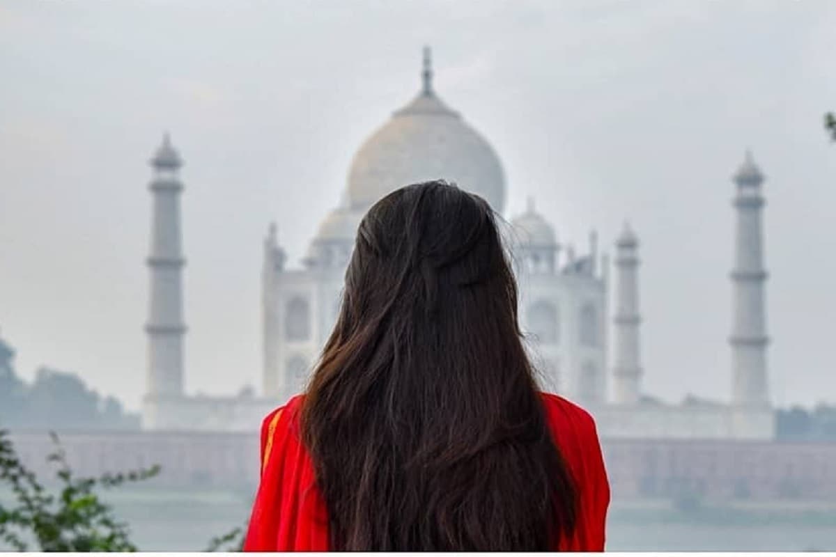2020 हे वर्ष जगातील प्रत्येकासाठी वाईट ठरलं. कित्येक जण कोरोनाच्या विळख्यात सापडले, कित्येकांचा कोरोनामुळे मृत्यू झाला तर बहुतेक लोक कोरोना लॉकडाऊनमुळे घरात बंदिस्त झालेत. ज्यांना जगाची सफर करण्याची सवय होती, त्यांना आता घराबाहेरही पडता येईना त्यांची काय अवस्था झाली असेल याची कल्पना आपण सर्व करूच शकतो. काही जण आपले थ्रोबॅक फोटो सोशल मीडियावर शेअर करत आहेत.(फोटो सौजन्य - thesharonicles/इन्स्टाग्राम) 2020 हे वर्ष जगातील प्रत्येकासाठी वाईट ठरलं. कित्येक जण कोरोनाच्या विळख्यात सापडले, कित्येकांचा कोरोनामुळे मृत्यू झाला तर बहुतेक लोक कोरोना लॉकडाऊनमुळे घरात बंदिस्त झालेत. ज्यांना जगाची सफर करण्याची सवय होती, त्यांना आता घराबाहेरही पडता येईना त्यांची काय अवस्था झाली असेल याची कल्पना आपण सर्व करूच शकतो. काही जण आपले थ्रोबॅक फोटो सोशल मीडियावर शेअर करत आहेत.(फोटो सौजन्य - thesharonicles/इन्स्टाग्राम)