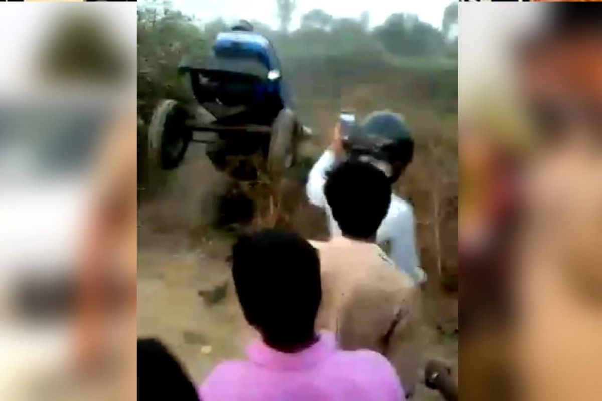 ही घटना भवन क्षेत्रातील पोलीस हद्दीतील आहे. येथे गावातील गौरव शर्मा आणि चंद्रपाल सैनी यांच्यात गावापासून काही अंतरावर असलेल्या कृष्णा नदी पुलाजवळील मातीच्या ढिगाऱ्यावर आपआपले ट्रॅक्टर चढविण्यासाठी 10 हजार रुपयांची पैज लागली होती. ही घटना भवन क्षेत्रातील पोलीस हद्दीतील आहे. येथे गावातील गौरव शर्मा आणि चंद्रपाल सैनी यांच्यात गावापासून काही अंतरावर असलेल्या कृष्णा नदी पुलाजवळील मातीच्या ढिगाऱ्यावर आपआपले ट्रॅक्टर चढविण्यासाठी 10 हजार रुपयांची पैज लागली होती.