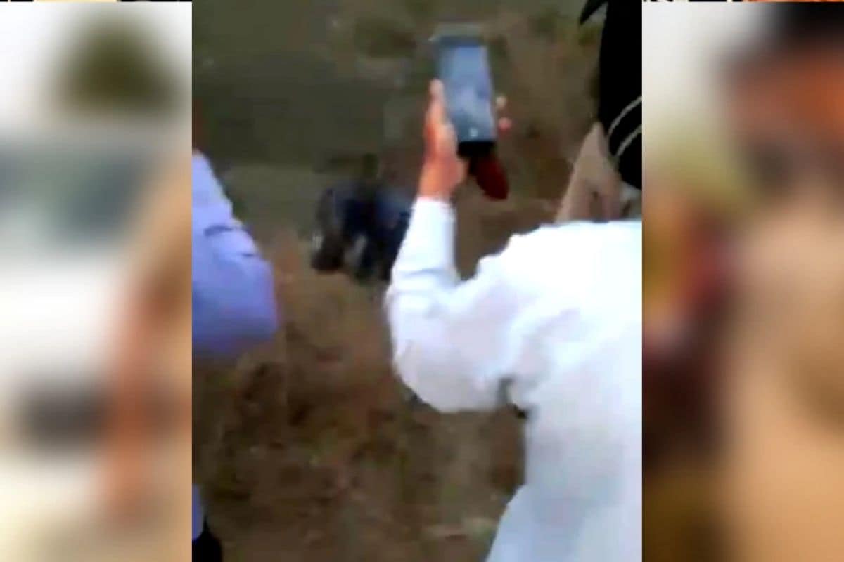 यानंतर गौरव शर्मा व चंद्रपाल सैनी 10 हजार रुपयांची पैज जिंकण्यासाठी आपआपले ट्रॅक्टर ढिगाऱ्यावर चढविण्याचा प्रयत्न करीत होते. पहिल्यांदा चंद्रपालने मातीच्या ढिगाऱ्यावर ट्रॅक्टर चढविण्याचा प्रयत्न केला मात्र त्याला ते जमू शकलं नाही. यानंतर गौरव शर्मा व चंद्रपाल सैनी 10 हजार रुपयांची पैज जिंकण्यासाठी आपआपले ट्रॅक्टर ढिगाऱ्यावर चढविण्याचा प्रयत्न करीत होते. पहिल्यांदा चंद्रपालने मातीच्या ढिगाऱ्यावर ट्रॅक्टर चढविण्याचा प्रयत्न केला मात्र त्याला ते जमू शकलं नाही.