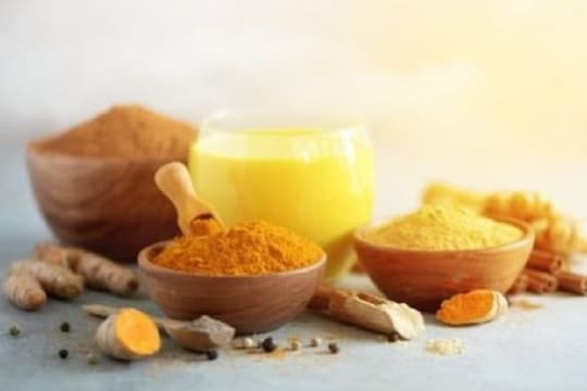 फक्त दूधच नाही तर हळदीचं कोमट पाणीही उत्तम; डायबेटिज रुग्णांनी तर नियमित प्यावं