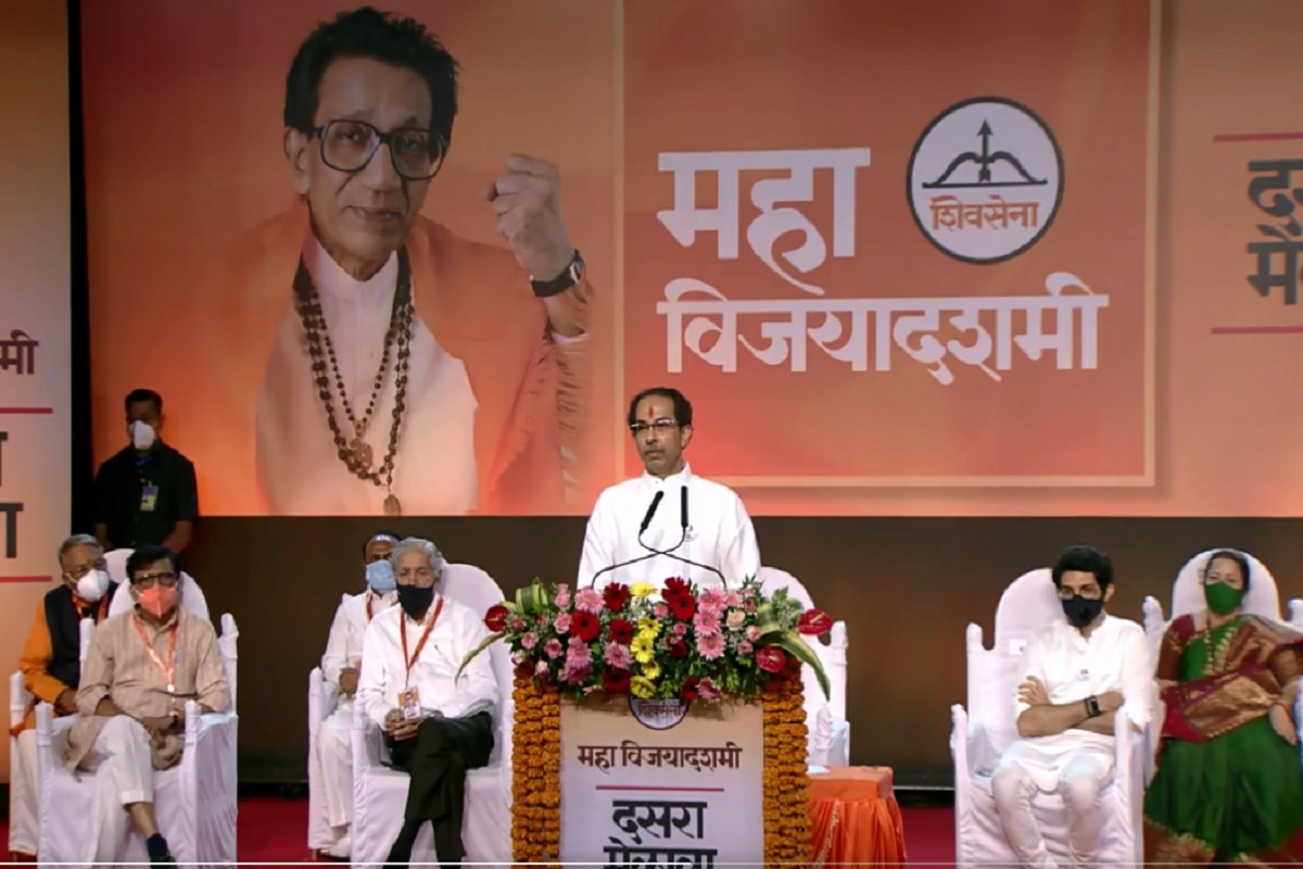 थाळ्या वाजवायच्या नाहीत तर घरात बसून अंडी उबवायची का? भाजपची मुख्यमंत्र्यांवर जहरी टीका