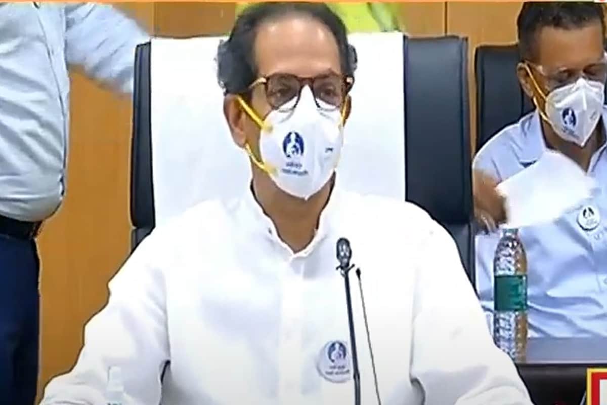 महाराष्ट्राने कोरोनाची रुग्णसंख्या रोखली असली तरी आपण सगळे धोक्याच्या वळणावर असून मला कोणताही लॉकडाऊन करायचा नाही पण सर्वांनी स्वयंशिस्त पळून मास्क लावणे, हात धुणे, आणि सुरक्षित अंतर ठेवणे ही त्रिसूत्री पाळणे खूप गरजेचे आहे असे आवाहन मुख्यमंत्री उद्धव ठाकरे यांनी केले. आज ते समाज माध्यमांवरून राज्यातील जनतेला उद्देशून बोलत होते. महाराष्ट्राने कोरोनाची रुग्णसंख्या रोखली असली तरी आपण सगळे धोक्याच्या वळणावर असून मला कोणताही लॉकडाऊन करायचा नाही पण सर्वांनी स्वयंशिस्त पळून मास्क लावणे, हात धुणे, आणि सुरक्षित अंतर ठेवणे ही त्रिसूत्री पाळणे खूप गरजेचे आहे असे आवाहन मुख्यमंत्री उद्धव ठाकरे यांनी केले. आज ते समाज माध्यमांवरून राज्यातील जनतेला उद्देशून बोलत होते.