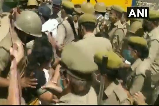 'आमचे ब्लाउज ओढले, खासदारांना खाली पाडले', उत्तर प्रदेश पोलिसांचा आणखी एक प्रताप समोर, VIDEO