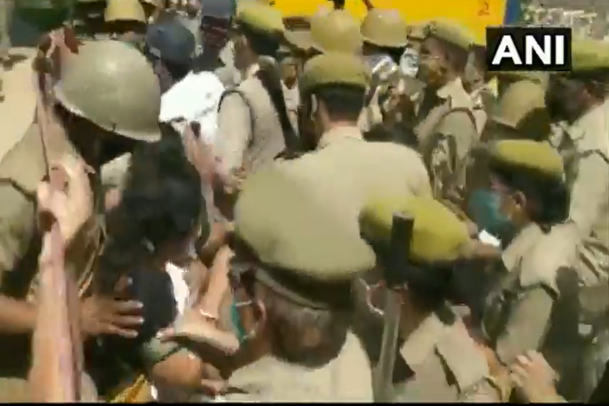 'आमचे ब्लाउज ओढले, खासदारांना खाली पाडले', उत्तर प्रदेश पोलिसांचा आणखी एक प्रताप समोर, VIDEO