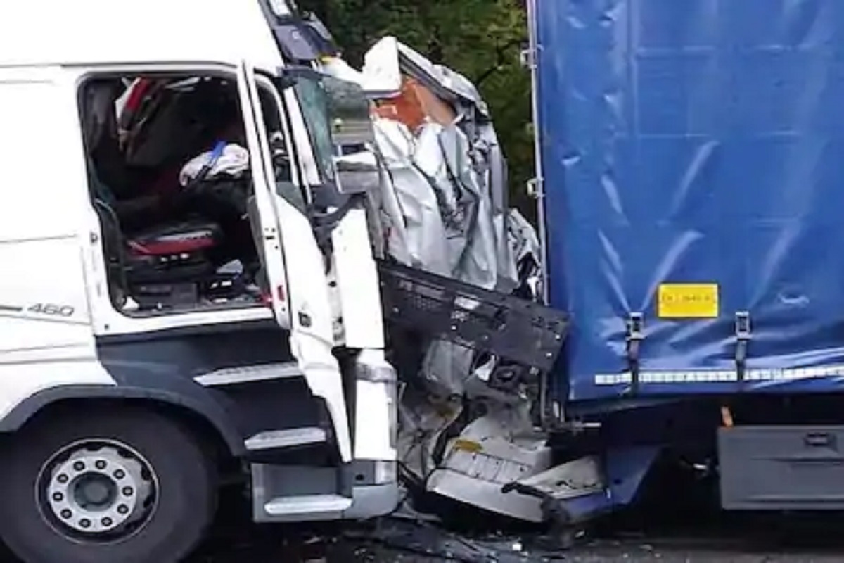 देव तारी...! 2 ट्रॅकमध्ये अडकून झाला व्हॅनचा चुराडा, ड्रायव्हरला मृत समजून उचललं आणि...