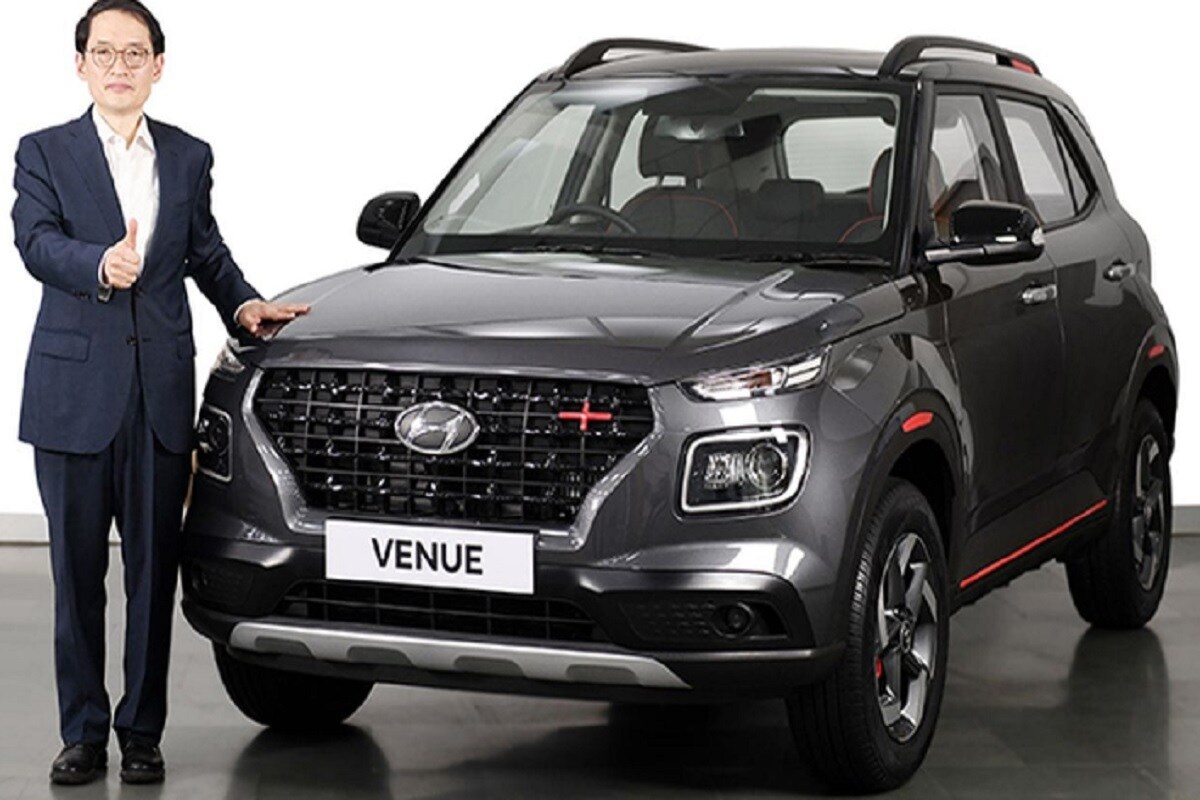 Hyundai Venue - 6.75 लाख रुपये - हुंदाईची विक्रीही मोठ्या प्रमाणात होत असून, सोनेटहून अधिक गाड्या विकल्या जात आहे. या गाडीत आयएमटी ट्रान्समिशनसोबत इंजिनच्या पर्यायांचा समावेश असून अनेक इतर अव्वल दर्जाची वैशिष्ट्यं आहेत. Hyundai Venue - 6.75 लाख रुपये - हुंदाईची विक्रीही मोठ्या प्रमाणात होत असून, सोनेटहून अधिक गाड्या विकल्या जात आहे. या गाडीत आयएमटी ट्रान्समिशनसोबत इंजिनच्या पर्यायांचा समावेश असून अनेक इतर अव्वल दर्जाची वैशिष्ट्यं आहेत.