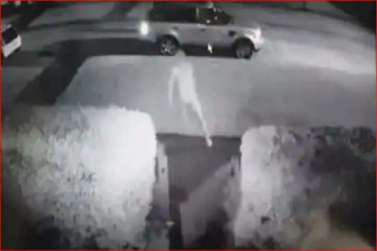 बाप रे! गाडी घेऊन पळाला चोर, नग्न अवस्थेत मालकानं केला पाठलाग, नेमकं काय घडलं पाहा VIDEO