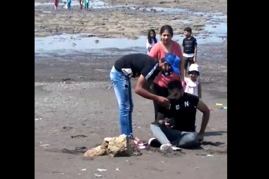 शेकडो लोकांसमोर कुटुंबाला लुटलं! चोरट्यांनी चाकूचा धाक दाखवला तेव्हा गर्दीतील लोकांनी VIDEO काढला पण...