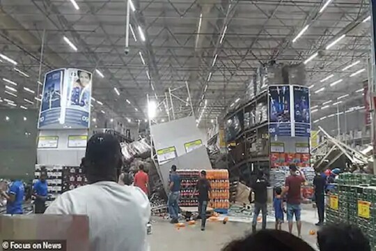 सामान खरेदी करताना अचानक सुपरमार्केटमधील शेल्फ कोसळले आणि...पाहा थरारक VIDEO