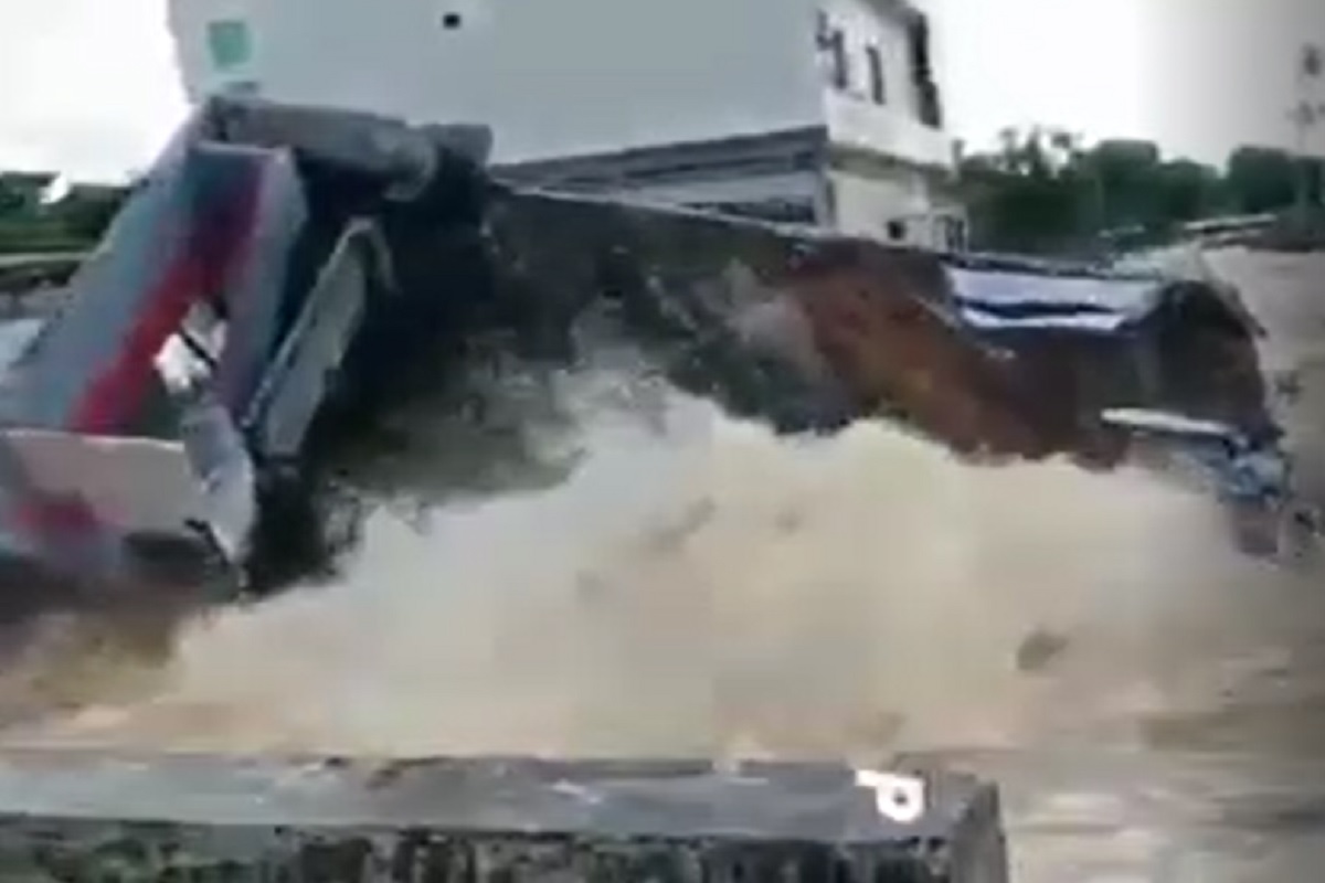 पावसाचा हाहाकारः हैदराबादमधील दुर्घटनेचा भयानक VIDEO, एकाच क्षणात सगळं झालं उद्ध्वस्त