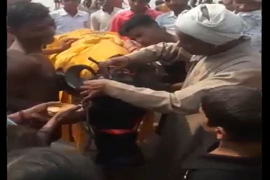 अजब आहे राव! जीव वाचवण्यासाठी म्हशीचं मुंडण, नेमका काय आहे प्रकार पाहा VIDEO