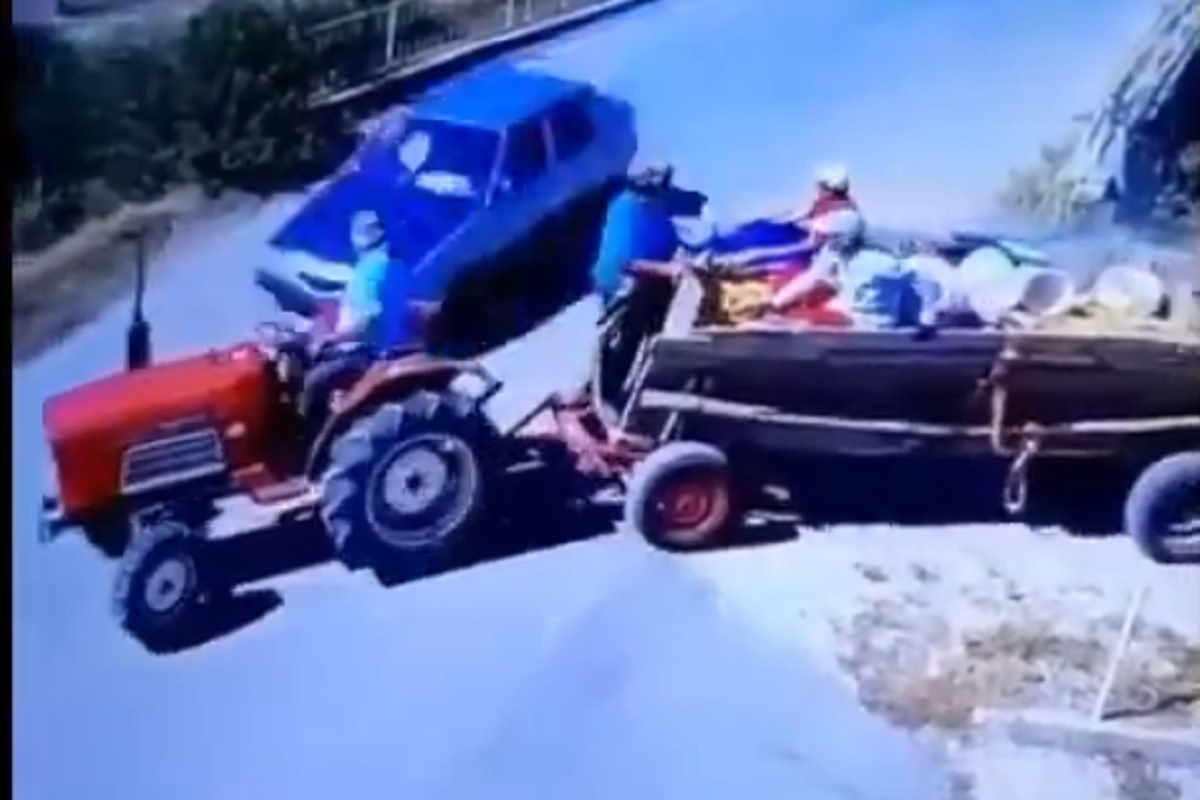 सुसाट कारनं दिली जोरदार धडक आणि ट्रॅक्टरचे झाले तुकडे; थोडक्यात वाचला चालक, पाहा खतरनाक अपघाताचा VIDEO