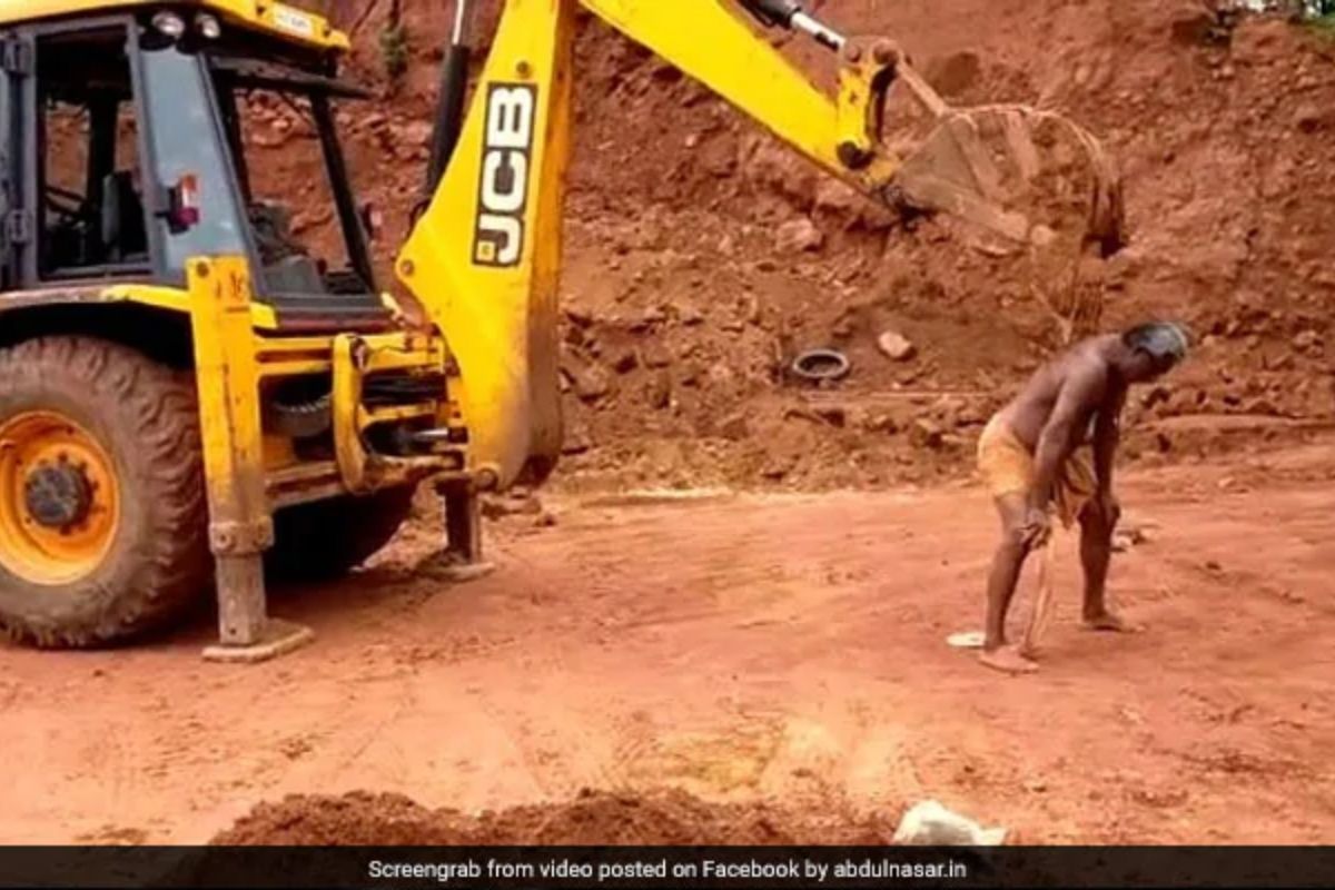 थेट JCB ला म्हणाला, 'मला पाठ खाजवून दे'; Viral Video पाहून हातच जोडाल