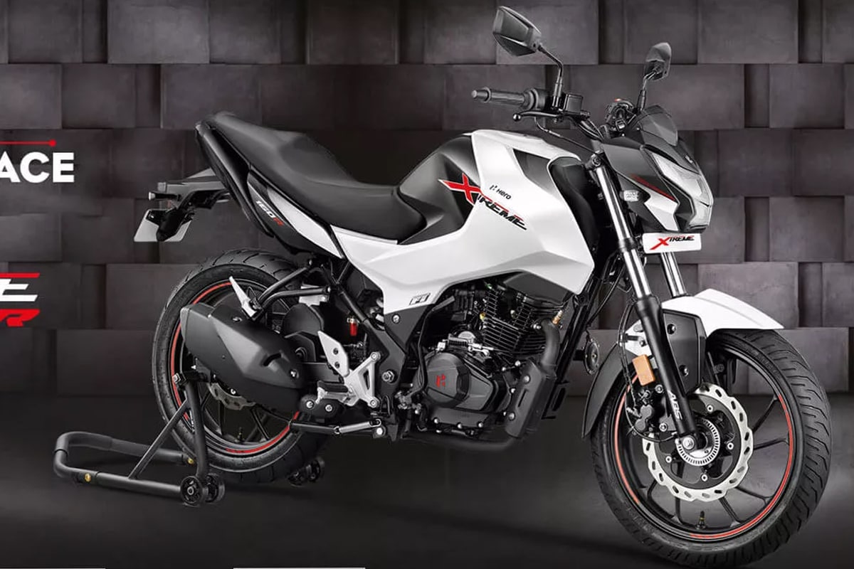 Hero Xtreme 160R या बाइकचे इंजिन हे 166 सीसी, सिंगल-सिलेंडर OHC, असून 15 bhp इतकी ताकद देते आणि 14 Nm इतका टॉर्क जनरेट करतो. या बाइकमध्ये 5-स्पीड मॅन्युअल ट्रान्समिशन दिले आहे. या बाइकची किंमतही दिल्लीत एक्स शोरूम 99,950 इतकी आहे. Hero Xtreme 160R या बाइकचे इंजिन हे 166 सीसी, सिंगल-सिलेंडर OHC, असून 15 bhp इतकी ताकद देते आणि 14 Nm इतका टॉर्क जनरेट करतो. या बाइकमध्ये 5-स्पीड मॅन्युअल ट्रान्समिशन दिले आहे. या बाइकची किंमतही दिल्लीत एक्स शोरूम 99,950 इतकी आहे.