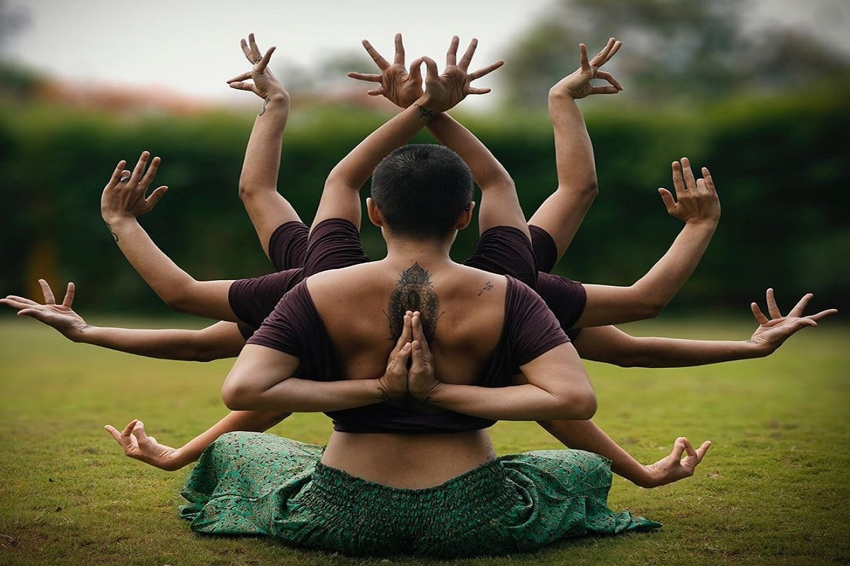 योगा शिकवणारे तसे अनेक प्रसिद्ध योगा प्रशिक्षक आहे. मात्र सोशल मीडियावर मुंबईतील या तरुण योगा ट्रेनरचीच चर्चा सर्वात जास्त असते. (फोटो सौजन्य - इन्स्टाग्राम/natashanoel001) योगा शिकवणारे तसे अनेक प्रसिद्ध योगा प्रशिक्षक आहे. मात्र सोशल मीडियावर मुंबईतील या तरुण योगा ट्रेनरचीच चर्चा सर्वात जास्त असते. (फोटो सौजन्य - इन्स्टाग्राम/natashanoel001)