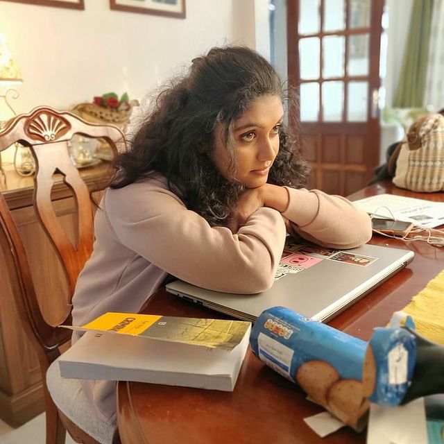 अभिनेत्री रिंकू राजगुरू सोशल मीडियावर प्रचंड अॅक्टिव्ह असते. तिच्या आगामी प्रोजेक्ट्सबद्दलही ती सोशल मीडियावरुन चाहत्यांना माहिती देत असते. अभिनेत्री रिंकू राजगुरू सोशल मीडियावर प्रचंड अॅक्टिव्ह असते. तिच्या आगामी प्रोजेक्ट्सबद्दलही ती सोशल मीडियावरुन चाहत्यांना माहिती देत असते.