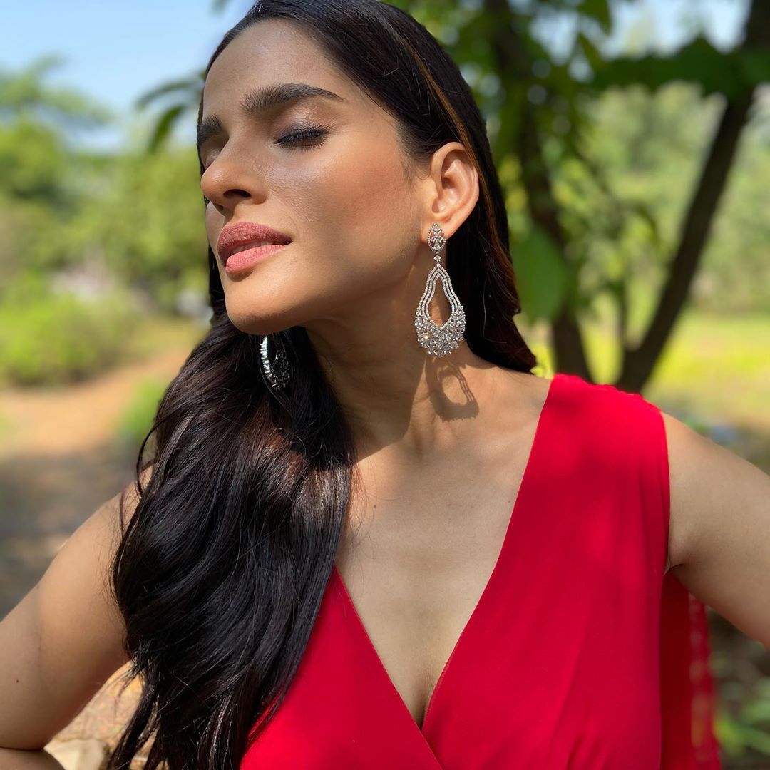 तिचे हे फोटो सध्या सोशल मीडियावर चांगलेच व्हायरल होत आहेत. प्रियाच्या फोटोंवर अनेक कलाकारांनीही कॉमेंट्स केल्या आहेत. तिचे हे फोटो सध्या सोशल मीडियावर चांगलेच व्हायरल होत आहेत. प्रियाच्या फोटोंवर अनेक कलाकारांनीही कॉमेंट्स केल्या आहेत.