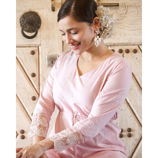 मणिकर्णिका या चित्रपटामधून अंकिताने मोठ्या पडद्यावर एन्ट्री घेतली. तिच्या वाट्याला आलेली लहानशीच भूमिका तिने उत्तमरित्या निभावली होती. मणिकर्णिका या चित्रपटामधून अंकिताने मोठ्या पडद्यावर एन्ट्री घेतली. तिच्या वाट्याला आलेली लहानशीच भूमिका तिने उत्तमरित्या निभावली होती.