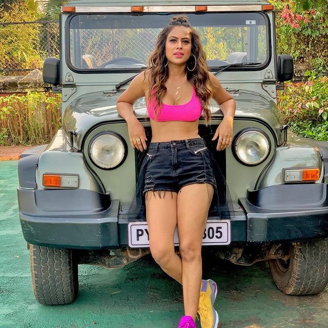 काली या मालिकेमधून नियाने छोट्या पडद्यावर पदार्पण केलं होतं. त्यानंतर तिने अनेक मालिकांमध्ये काम केलं. काली या मालिकेमधून नियाने छोट्या पडद्यावर पदार्पण केलं होतं. त्यानंतर तिने अनेक मालिकांमध्ये काम केलं.