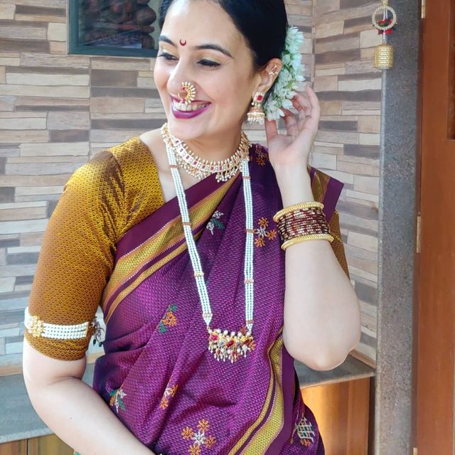 सई लोकुरचं सौंदर्य या जांभळ्या साडीमध्ये फारच खुलून दिसत आहे. जांभळ्या रंगाची खणाची साडी, चंद्रकोर आणि मोत्याची माळ हा लूक तिला फारच शोभून दिसत आहे. सई लोकुरचं सौंदर्य या जांभळ्या साडीमध्ये फारच खुलून दिसत आहे. जांभळ्या रंगाची खणाची साडी, चंद्रकोर आणि मोत्याची माळ हा लूक तिला फारच शोभून दिसत आहे.