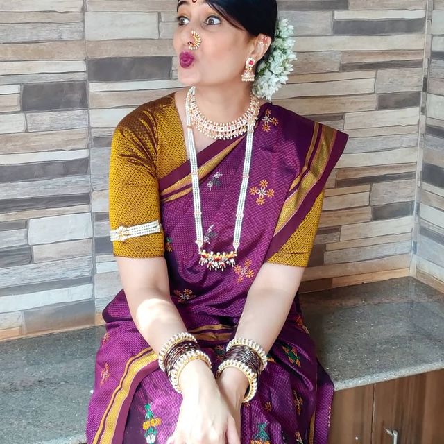सई लोकुरला खरी ओळख दिली ती बिग बॉस मराठीच्या पर्वाने (Bigg Boss Marathi). या खेळात ती अंतिम टप्प्यात पोहोचली होती. बिग बॉसच्या सेटवर सई आणि पुष्करची मैत्रीही फारच लोकप्रिय झाली होती. सई लोकुरला खरी ओळख दिली ती बिग बॉस मराठीच्या पर्वाने (Bigg Boss Marathi). या खेळात ती अंतिम टप्प्यात पोहोचली होती. बिग बॉसच्या सेटवर सई आणि पुष्करची मैत्रीही फारच लोकप्रिय झाली होती.