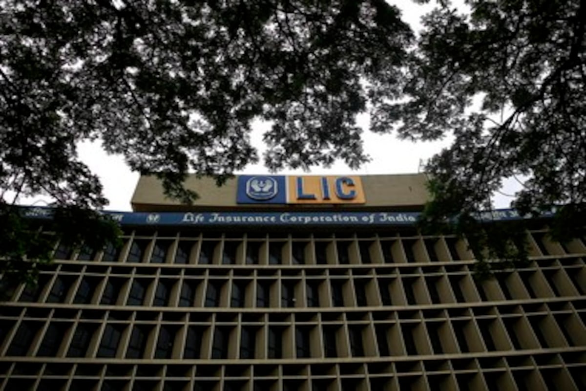 काय आहे LIC ची ही योजना?-LIC ची या पॉलिसीची योजना जीवन अक्षय-7 (प्लॅन नंबर 857) आहे. ही सिंगल प्रीमियम वाली नॉन-लिंक्ड, नॉन-पार्टिसिपेटिंग आणि पर्सनल अॅन्यूटी योजना आहे. ही पॉलिसी 25 ऑगस्ट 2020 पासून सुरू झाली आहे.