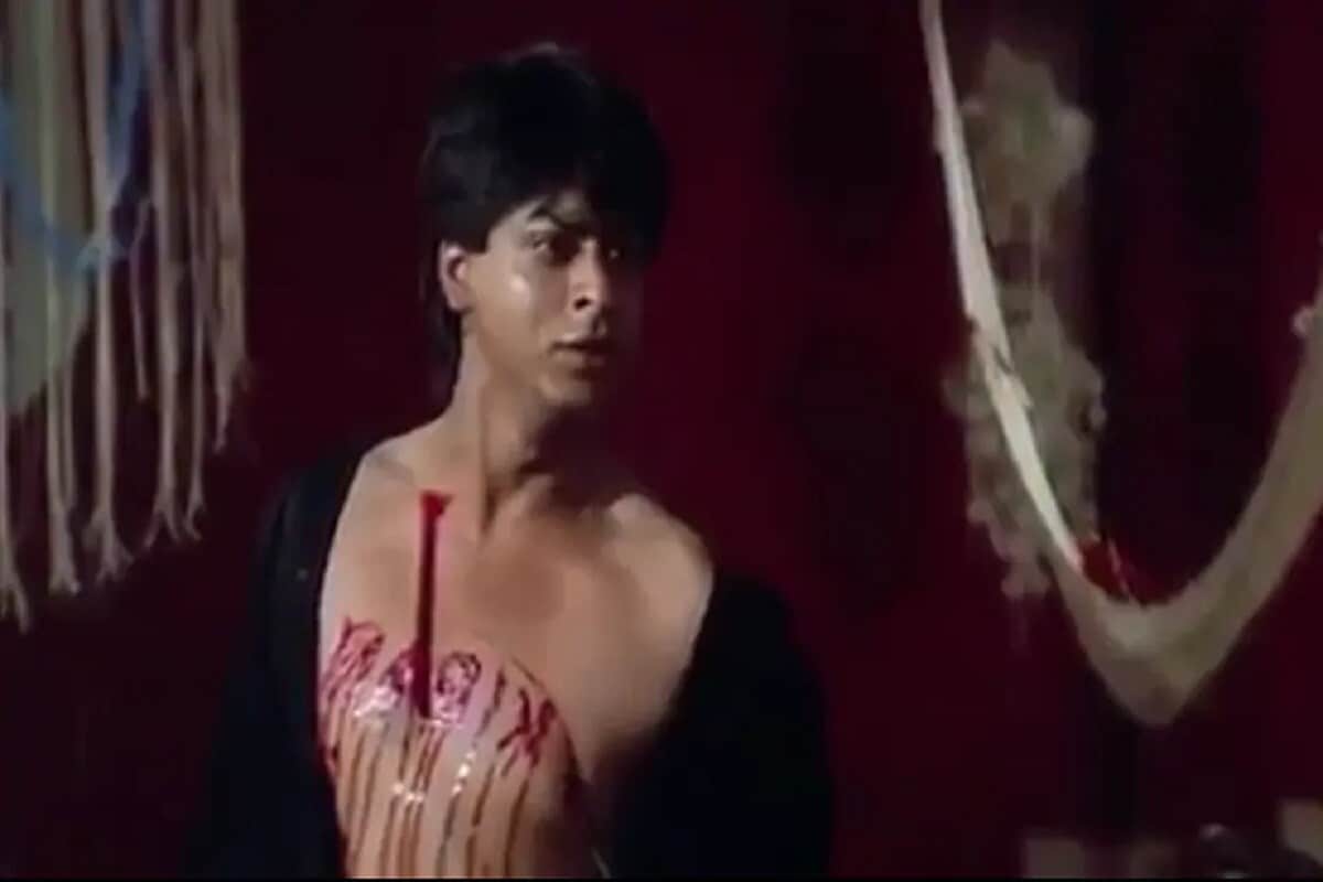 1993 मध्ये आलेल्या 'डर' चित्रपटात, सनी देओल आणि जूही चावला प्रमुख भूमिकेत, तर शाहरुख सेकेंड लीडमध्ये होता, त्याचा रोल अतिशय लहान होता. पण शाहरुखने दिलेल्या जबरदस्त परफॉर्मन्समुळे त्याचा रोल वाढवण्यात आला होता. (Photo: News18) 1993 मध्ये आलेल्या 'डर' चित्रपटात, सनी देओल आणि जूही चावला प्रमुख भूमिकेत, तर शाहरुख सेकेंड लीडमध्ये होता, त्याचा रोल अतिशय लहान होता. पण शाहरुखने दिलेल्या जबरदस्त परफॉर्मन्समुळे त्याचा रोल वाढवण्यात आला होता. (Photo: News18)