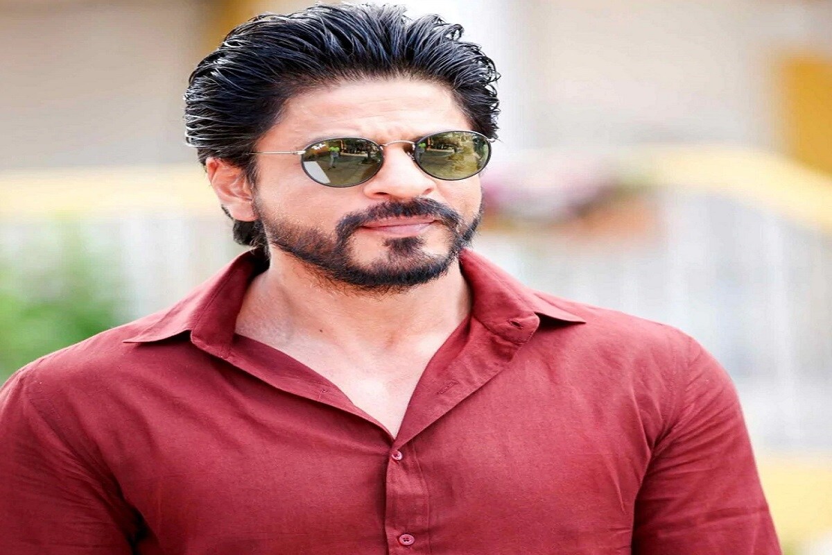 ‘रईस’ आणि‘डॉन’ सारख्या चित्रपटांमध्ये गँगस्टरचीही भूमिका त्याने साकारली, त्याच्या या व्यक्तिरेखेलाही प्रेक्षकांची चांगलीच दाद मिळाली. (Photo: News18) ‘रईस’ आणि‘डॉन’ सारख्या चित्रपटांमध्ये गँगस्टरचीही भूमिका त्याने साकारली, त्याच्या या व्यक्तिरेखेलाही प्रेक्षकांची चांगलीच दाद मिळाली. (Photo: News18)