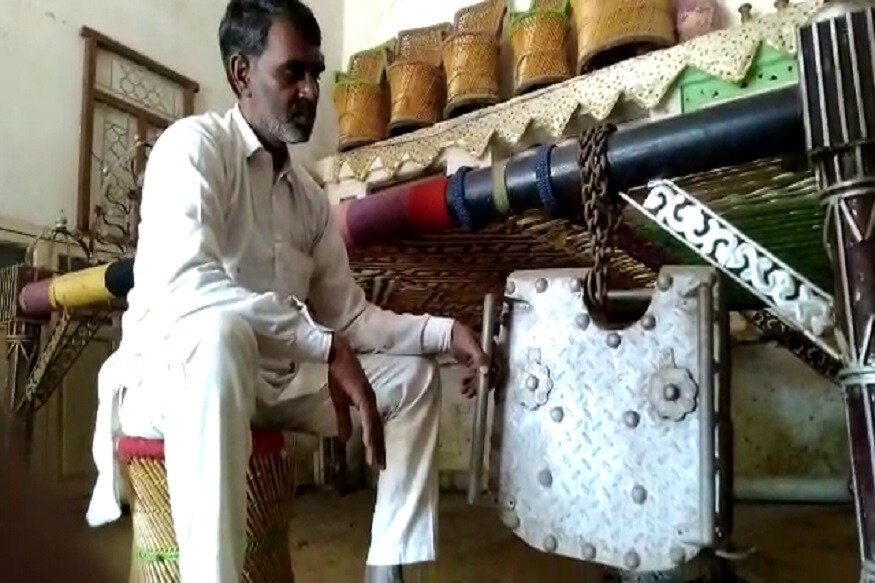 खास विशेष तयार करण्यात आलेलं कुलूप पाहण्यासाठी अनेक लोक इथे येतात. मोहम्मद हनीफचा मुलगा ताहिर यांनी सांगितले की, त्याचे वडील कुलूप लावून ठेवण्याचा शौक होता. 2001 मध्ये त्याने अडीच किलो वजनाचा लॉक घेतलं, जे मेड इन जपान होते, त्याने दोन हजार रुपयांना खरेदी केले. (फोटो: न्यूज 18) खास विशेष तयार करण्यात आलेलं कुलूप पाहण्यासाठी अनेक लोक इथे येतात. मोहम्मद हनीफचा मुलगा ताहिर यांनी सांगितले की, त्याचे वडील कुलूप लावून ठेवण्याचा शौक होता. 2001 मध्ये त्याने अडीच किलो वजनाचा लॉक घेतलं, जे मेड इन जपान होते, त्याने दोन हजार रुपयांना खरेदी केले. (फोटो: न्यूज 18)