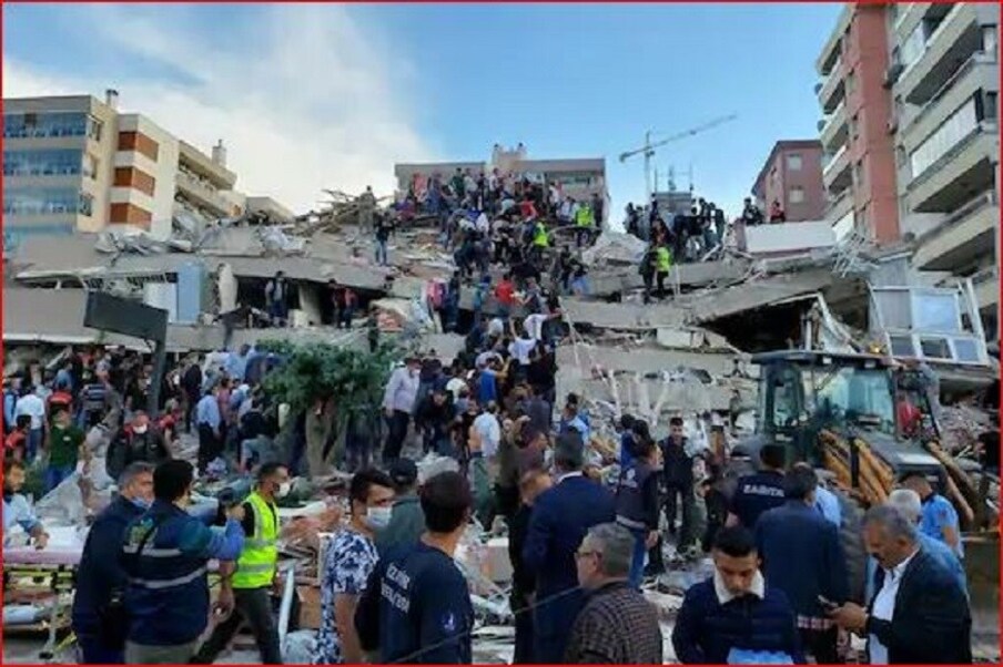 तुर्की-ग्रीसमध्ये आलेल्या भूकंपानंतर बचावकार्य युद्धपातळीवर सुरू आहे. तुर्की सेनेकडून इमारतीच्या ढिगाऱ्याखाली अडकलेल्या लोकांना बाहेर काढण्याचं काम सुरू आहे. (फोटो सौजन्य. रॉयटर्स) 