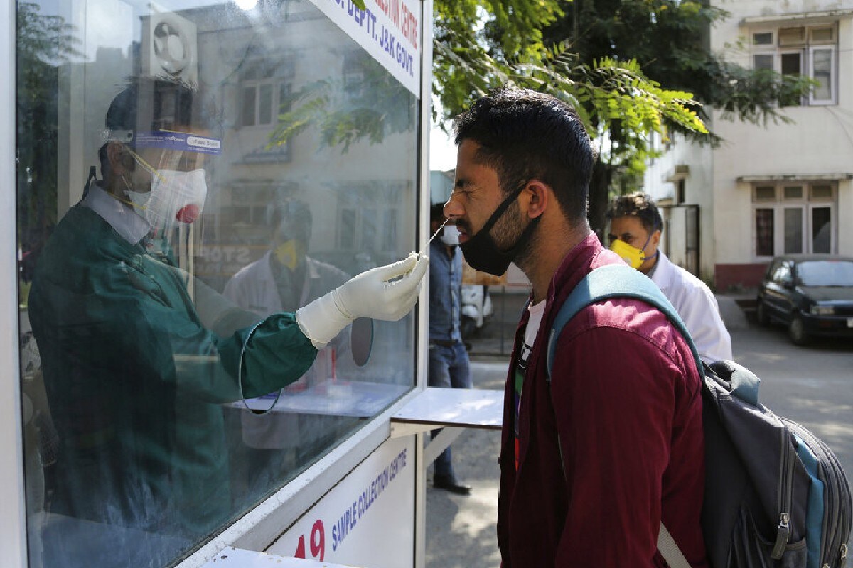 महाराष्ट्रात गेल्या महिनाभरापासून सातत्याने कोरोनाचा आलेख (Maharashtra Covid-19 graph) कमी होतोय. त्यामुळे सगळ्यांना दिलासा मिळाला आहे. राज्य सरकार आणि स्थानिका पालिकांनी मिळून जे सातत्याने काम केलं त्यामुळे हा आलेख घसरत असून त्याची 5 महत्त्वाची कारणं सांगितली जात आहेत.