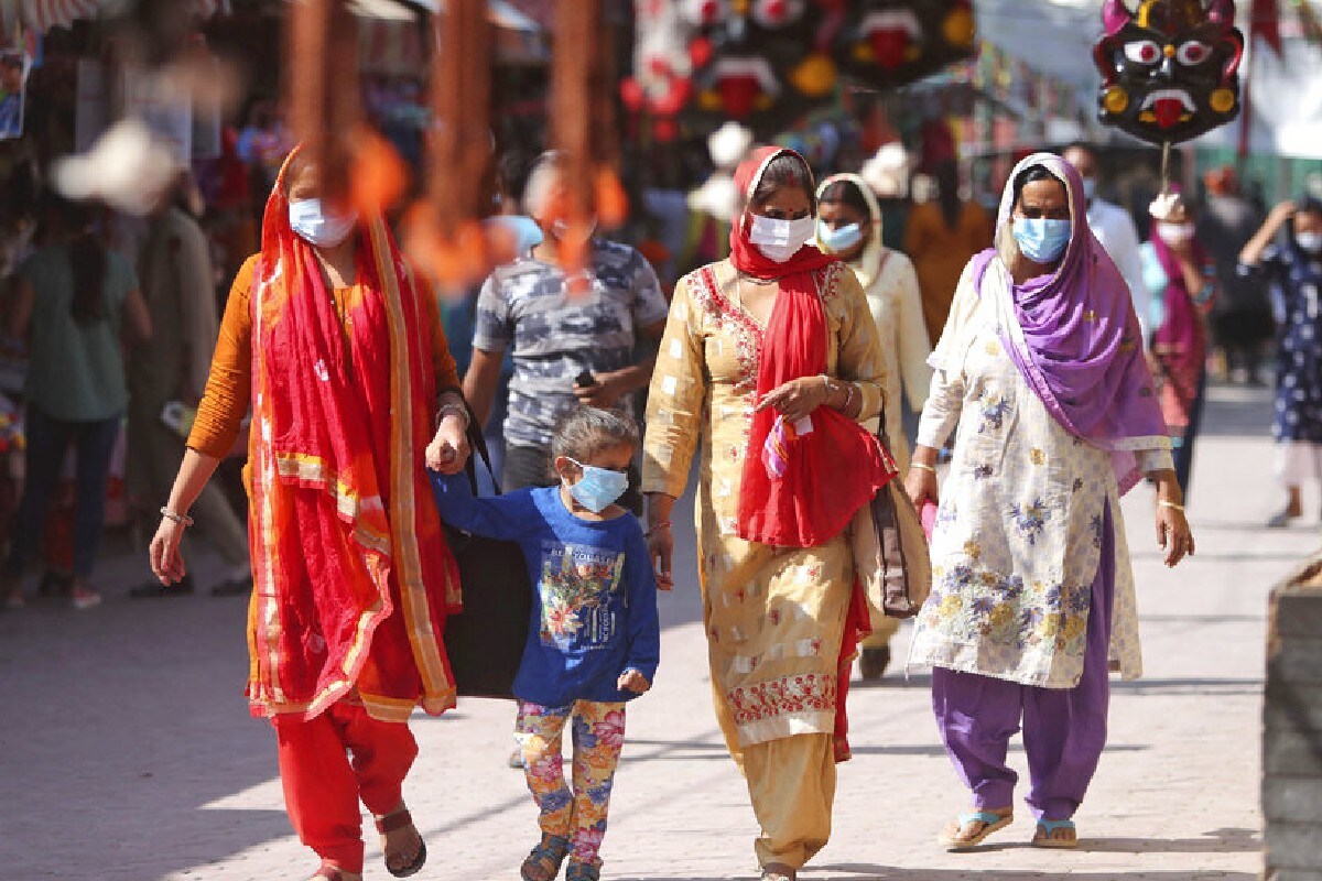 कोरोनाव्हायरसपासून बचावासाठी सर्वात पहिलं हत्यार आहे ते म्हणजे मास्क. त्यामुळे घराबाहेर पडताना मास्क घालूनच घराबाहेर पडा. मास्क फक्त दाखवण्यासाठी तोंडावर ठेवू नका. तोंड आणि नाक नीट झाकलं जाईल याची काळजी घ्या. कोरोनाव्हायरसपासून बचावासाठी सर्वात पहिलं हत्यार आहे ते म्हणजे मास्क. त्यामुळे घराबाहेर पडताना मास्क घालूनच घराबाहेर पडा. मास्क फक्त दाखवण्यासाठी तोंडावर ठेवू नका. तोंड आणि नाक नीट झाकलं जाईल याची काळजी घ्या.