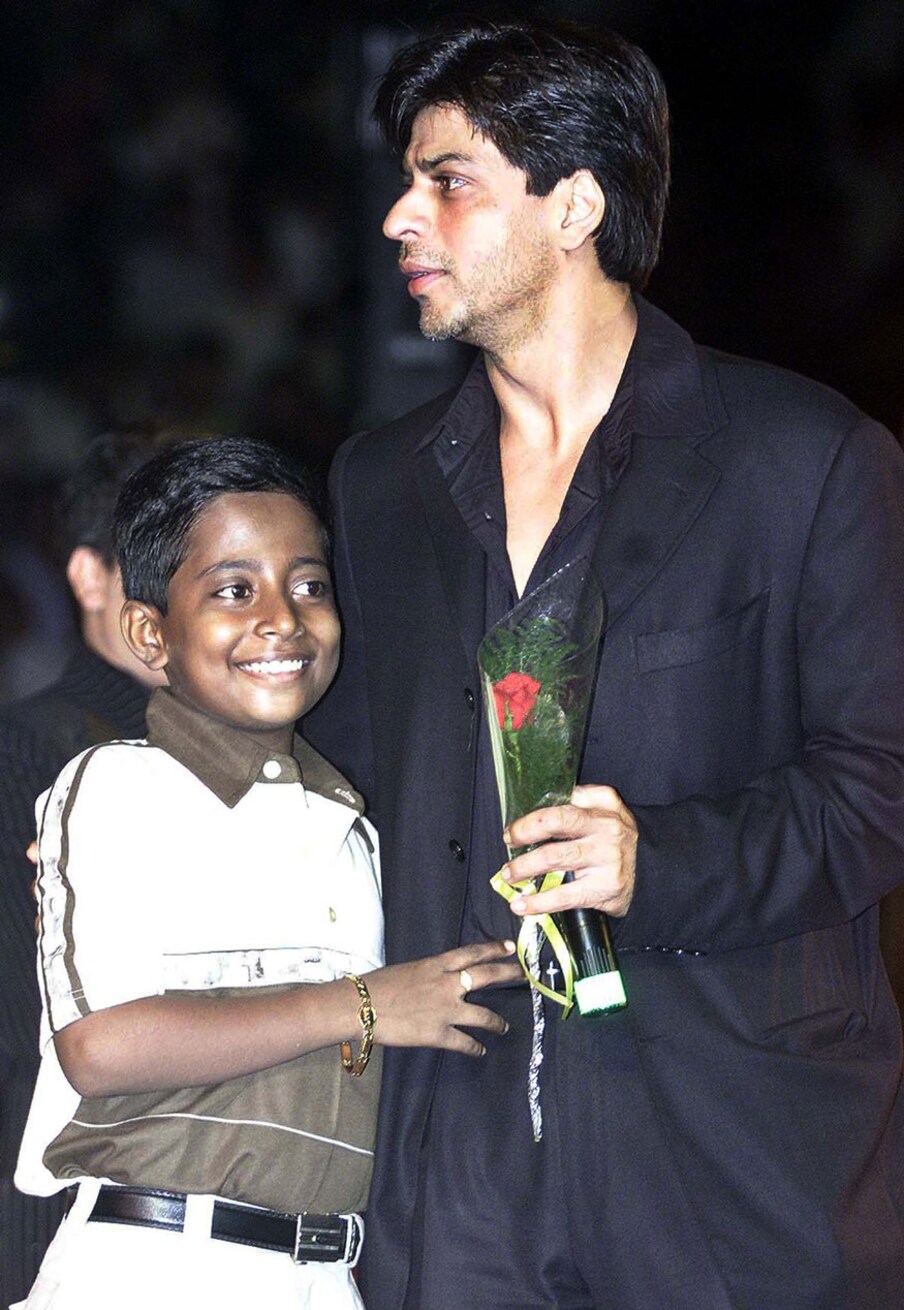कोलकात्यामध्ये एका धर्मादाय कार्यक्रमात थॅलेसेमियाग्रस्त मुलांकडून गुलाब स्वीकारताना शाहरुख खान.  (Image: Reuters)