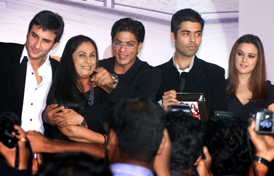 मुंबईमध्ये एका कार्यक्रमात पोज देताना सैफ अली खान, जया बच्चन, करण जोहर आणि शाहरुख खान.(Image: Reuters)