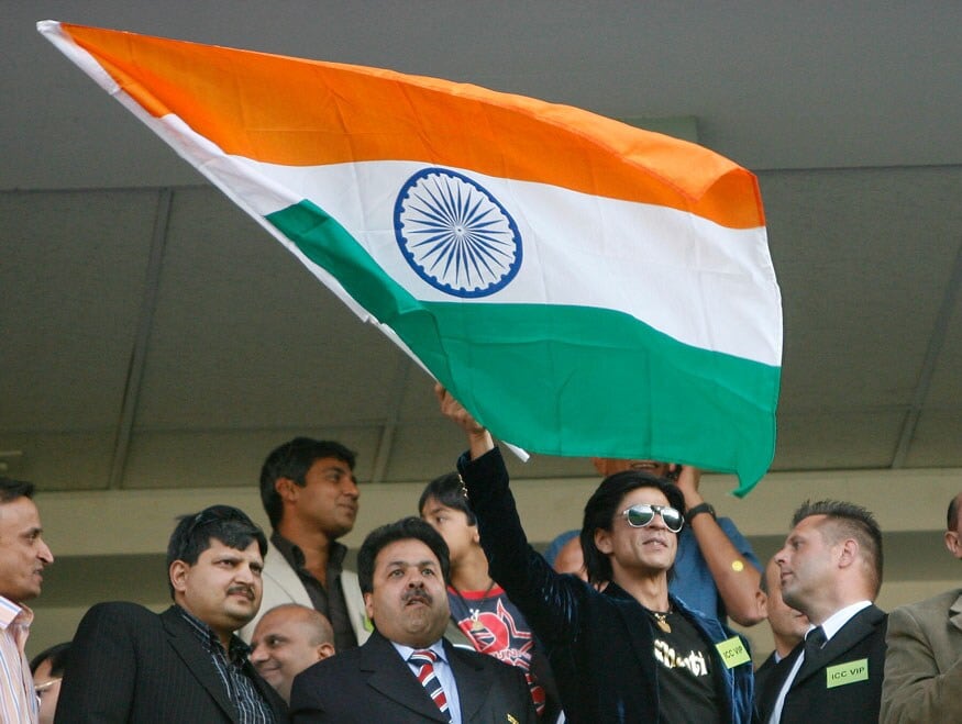 2007 मध्ये जोहन्सबर्गमध्ये टी-20 वर्ल्ड कपमध्ये अंतिम सामन्यात भारताने पाकिस्तानचा पराभव केल्यानंतर आनंद साजरा करताना शाहरुख खान. (Image: Reuters) 2007 मध्ये जोहन्सबर्गमध्ये टी-20 वर्ल्ड कपमध्ये अंतिम सामन्यात भारताने पाकिस्तानचा पराभव केल्यानंतर आनंद साजरा करताना शाहरुख खान. (Image: Reuters)