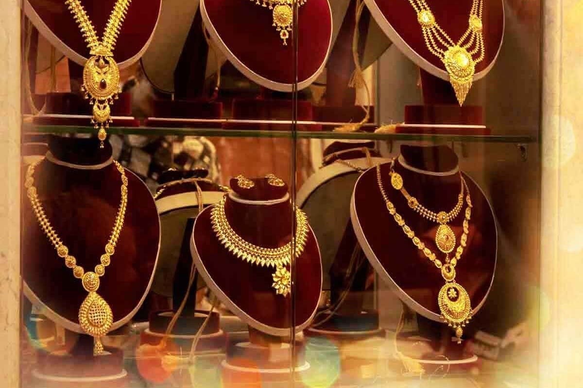 बुधवारपेक्षा गुरुवारीदेखील सोन्याच्या दरात वाढ पाहायला मिळाली. बुधवारी सोन्याचे दर 50,822 रुपये प्रति तोळावर ट्रेड करणं बंद झाले होते. गुरुवारी हा दर 50,926 रुपयांवर पोहोचला. बुधवारपेक्षा गुरुवारीदेखील सोन्याच्या दरात वाढ पाहायला मिळाली. बुधवारी सोन्याचे दर 50,822 रुपये प्रति तोळावर ट्रेड करणं बंद झाले होते. गुरुवारी हा दर 50,926 रुपयांवर पोहोचला.
