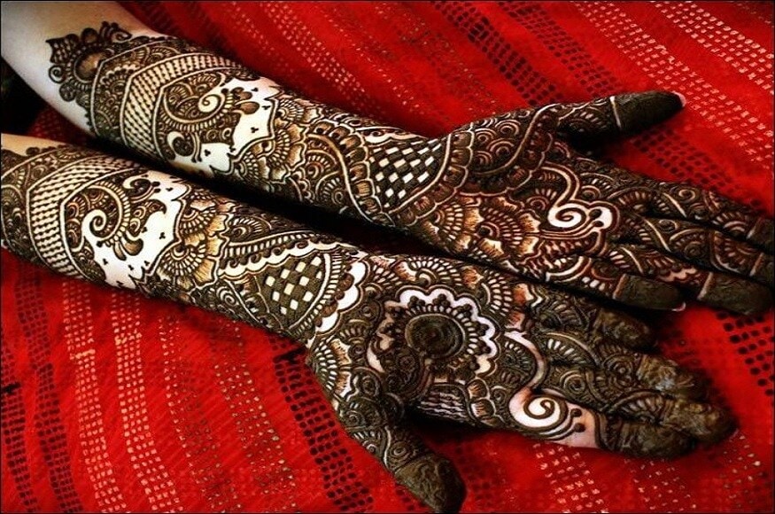 कोरोना लॉकडाऊनमुळे थांबलेलं आयुष्य आता हळूहळू रूळावर येऊ लागलं आहे. कोरोनाच्या परिस्थितीमुळे आपलं लग्न पुढे ढकलणारी जोडपी मोजक्या लोकांच्या उपस्थितीत का होईना पण थाटात लग्न करत आहेत. लोक घरच्या घरी का होईना सण साजरे करत आहेत. लग्नसराई आणि सण म्हटलं की महिलांची नटण्याथटण्याची खास तयारी सुरू होते आणि सर्वात महत्त्वाची असते ती मेंदी. कोरोना लॉकडाऊनमुळे थांबलेलं आयुष्य आता हळूहळू रूळावर येऊ लागलं आहे. कोरोनाच्या परिस्थितीमुळे आपलं लग्न पुढे ढकलणारी जोडपी मोजक्या लोकांच्या उपस्थितीत का होईना पण थाटात लग्न करत आहेत. लोक घरच्या घरी का होईना सण साजरे करत आहेत. लग्नसराई आणि सण म्हटलं की महिलांची नटण्याथटण्याची खास तयारी सुरू होते आणि सर्वात महत्त्वाची असते ती मेंदी.