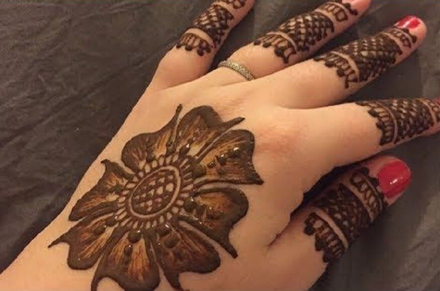 एका वेबसाईटच्या वृत्तानुसार राज्याचे मुख्य आरोग्य सचिव आलोक कुमार यांनी सांगतिलं की, बुधवारी करवाचौथ आहे. त्यामुळे मंगळवारी महिला मोठ्या प्रमाणात मेंदी काढतील. मेंदी काढण्यासाठी महिला घराबाहेर पडतील. मेंदी काढणाऱ्यांकडून मेंदी काढून देतील. या महिलांना कोरोना होऊ नये म्हणून मेंदी काढण्याऱ्यांची तपासणी करण्याचा निर्णय सरकारनं घेतला आहे. एका वेबसाईटच्या वृत्तानुसार राज्याचे मुख्य आरोग्य सचिव आलोक कुमार यांनी सांगतिलं की, बुधवारी करवाचौथ आहे. त्यामुळे मंगळवारी महिला मोठ्या प्रमाणात मेंदी काढतील. मेंदी काढण्यासाठी महिला घराबाहेर पडतील. मेंदी काढणाऱ्यांकडून मेंदी काढून देतील. या महिलांना कोरोना होऊ नये म्हणून मेंदी काढण्याऱ्यांची तपासणी करण्याचा निर्णय सरकारनं घेतला आहे.