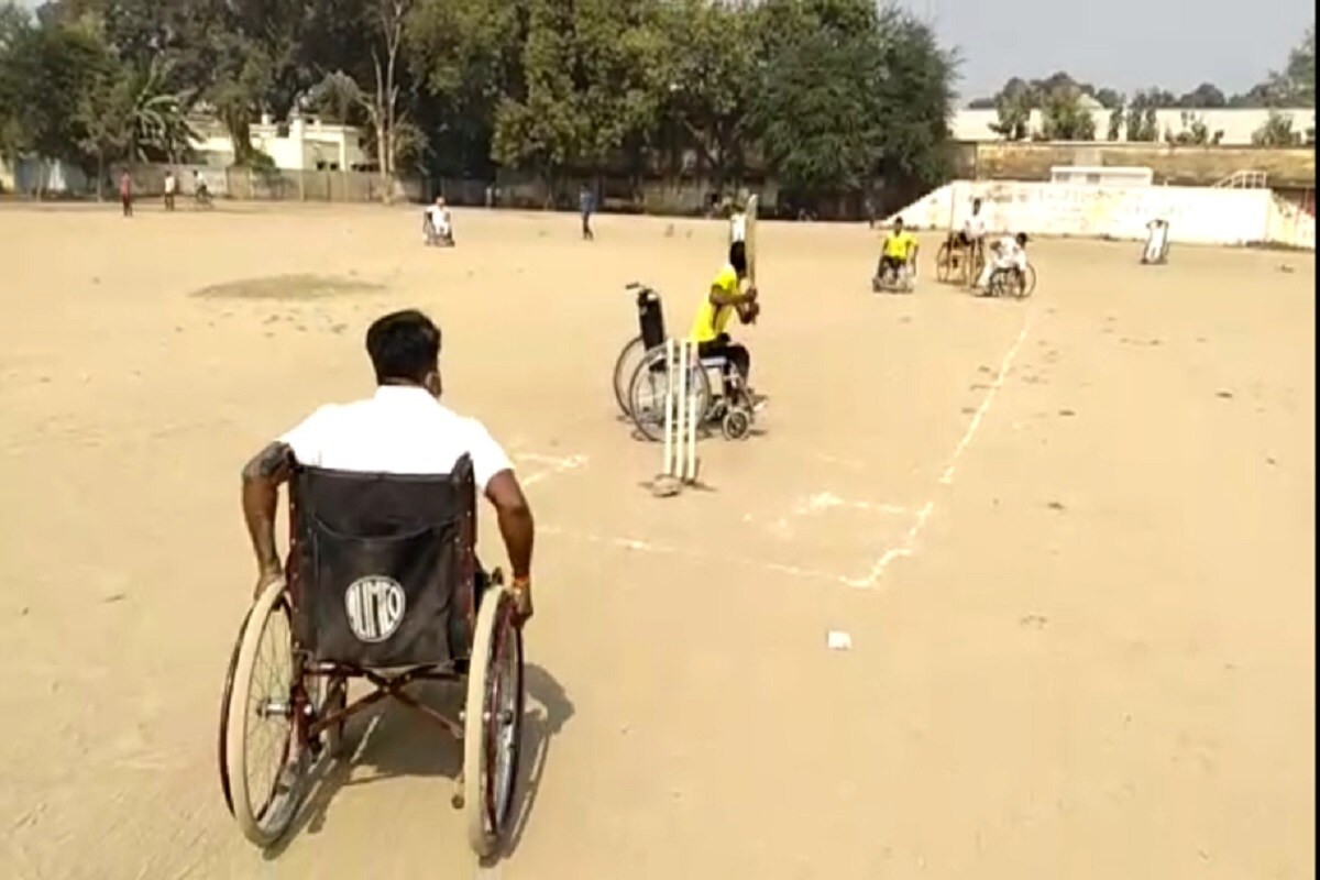 क्रिकेट हा लहागण्यांपासून मोठ्यापर्यंत सर्वांच्या जिव्हाळ्याचा विषय आहे. मात्र नुकताच उत्तर प्रदेशमधील मिर्झापूर जीआयसी शासकीय इंटर कॉलेजचे मैदानात एक वेगळा क्रिकेट सामना रंगला. इथं व्हील चेअरवर बसलेल्या दिव्यांग विद्यार्थ्यांनी क्रिकेट खेळण्याचा आनंद लुटला. क्रिकेट हा लहागण्यांपासून मोठ्यापर्यंत सर्वांच्या जिव्हाळ्याचा विषय आहे. मात्र नुकताच उत्तर प्रदेशमधील मिर्झापूर जीआयसी शासकीय इंटर कॉलेजचे मैदानात एक वेगळा क्रिकेट सामना रंगला. इथं व्हील चेअरवर बसलेल्या दिव्यांग विद्यार्थ्यांनी क्रिकेट खेळण्याचा आनंद लुटला.