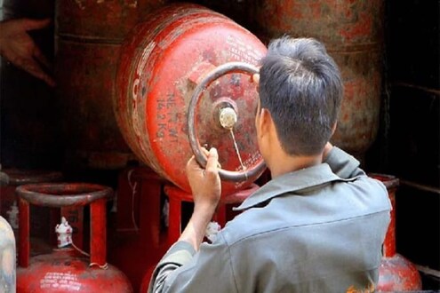 LPG Gas Cylinder: घरगुती गॅस सिलेंडरचे नवे दर आजपासून लागू, महागाईच्या काळात सामान्यांना दिलासा | News - News18 Lokmat, Today's Latest Marathi News